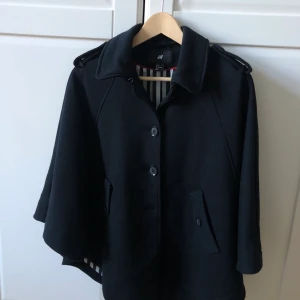Cape/poncho  - Svart cape/poncho från H&M i storlek S. Superfin! 