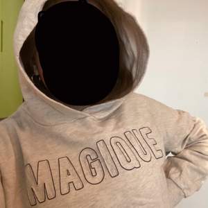Säljer denna fina beiga hoodie för 100kr. Den har en luva och kan knytas längst ner. Den är super mysig och är perfekt nu till hösten. Köparen står för frakt💕💕