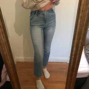 Mom jeans - Blå mom jeans från hollister. Strl w 25 L 27. Passar xs-S lite korta på mig som är 172. Säljes för 50kr eller bud.