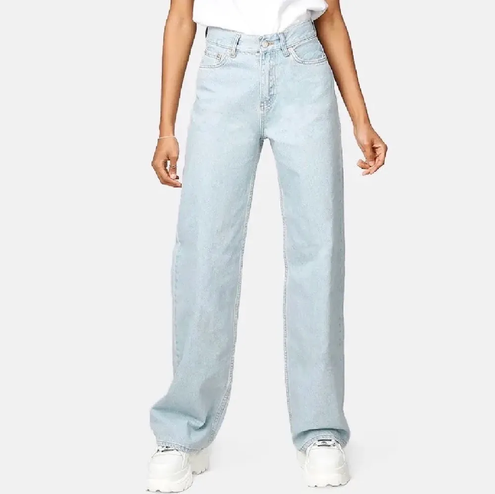 Säljer dessa jeans från Junkyard i superfint skick. Storlek 29 . Jeans & Byxor.