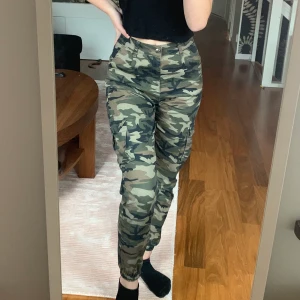 Cargobyxor - Jag säljer nu mina fina kamouflagebyxor från madlady💞 De är supersköna och sitter jättebra! Köpte de för 500kr för ca 1-2 år sedan. Sparsamt använda! Säljes eftersom jag inte använder de längre. Pris kan diskuteras💕 storlek S, men skulle säga att de passar S-M. Köpare står för frakten.