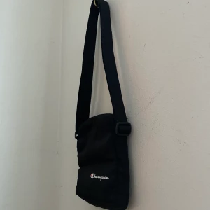 Liten axelremsväska  - Cool pusher bag för alla pushers där ute. Inga lönnfack dock så jag rekommenderar att köra lagligt, typ D-vitamin eller nåt. Justerbar axelrem och dragkedja. Enbart testad! 