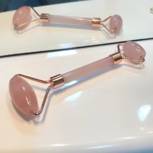 Jade roller rosa - En jättefin ny rosa jade roller!💗 Så fin men jag säljer för att jag råkade köpa 2 st! Har inte använt den! Högsta bud är 80kr + frakt!💗