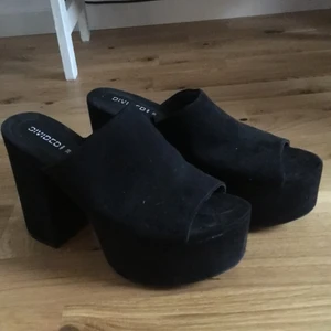 Sandaler med klack  - Mycket lite använda sandaler från hm. Klack och platå. Storlek 38. Hämtad i Södertälje annars betalar köparen frakten 