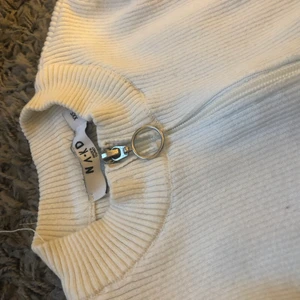 NAKD tröja stickad med dragkedja - Stickad tröja med dragkedja storlek xxs använd 3 gånger. Frakt kan diskuteras 