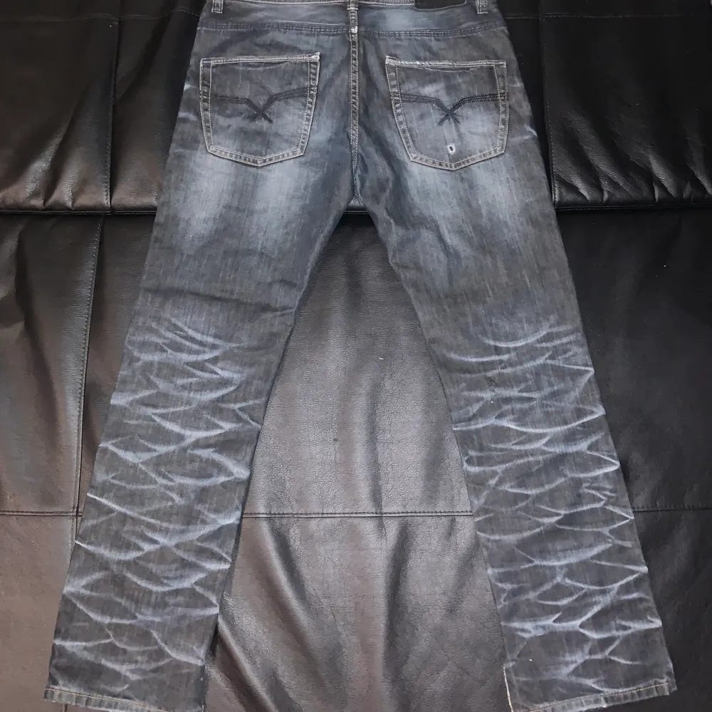 Sjukt coola jeans med grym tvätt, klippta nedtill för att passa bättre över skon, de är 33x32 och straight. Pris går att diskutera. Jeans & Byxor.