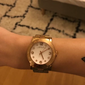 Marc by marcjacobs klocka rosé vitt guld - Marc by marcjacobs klocka fint skick uret står still och behöver byta batteri enkelt att göra, säljer pga inte använt på länge, fint skick nypris ca 3000kr vid inköp, kommer med förläggare +original låda