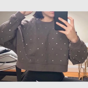 Zara - Säljer denna superfina mocka top från zara i stl S. Kan bjuda på frakten vid smidig affär❤️