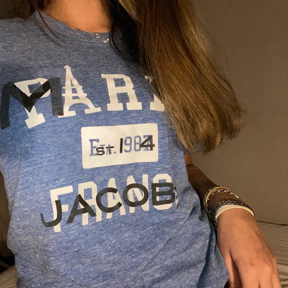 Blå T-shirt från Marc Jacobs, as nice!. T-shirts.