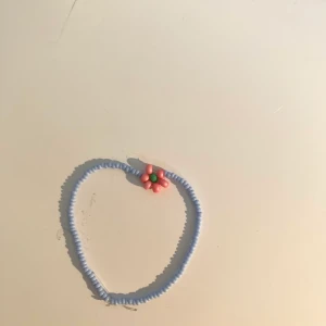 armband  - ett armband med en blomma i mitten 🌸  35 kr +22 kr i frakt 