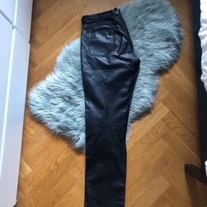 Svarta skinnbyxor - Svarta skinnbyxor köpta second hand! Vädligt bra skick, vet tyvärr inte om det är äkta skinn eller inte. Går bra att frakta (köparen står för frakt) eller mötas upp i Malmö/Lund!
