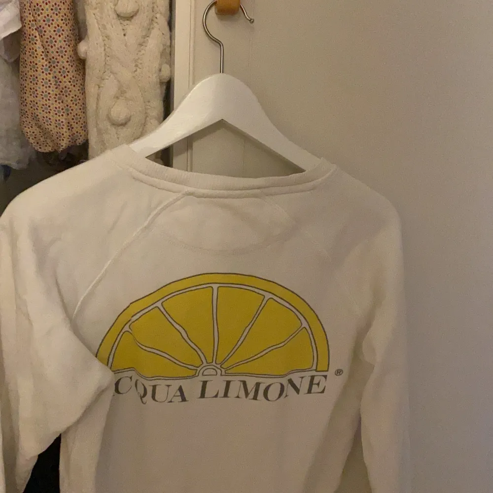 Nu säljer jag min aqua limone tröja som jag bara använt ett par gånger! Inga missfärgningar och inga speciella skador på den! Helt som ny nästan! Jag köpte den från en hemsida för runt 800 kronor! Säljer pga får ej ngn användning längre. . Tröjor & Koftor.