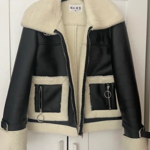 Jack från NA-KD - Knappt använd jacka från NA-KD. I storlek 38 men sitter mer som en 36. Fraktar mot betalning 😎