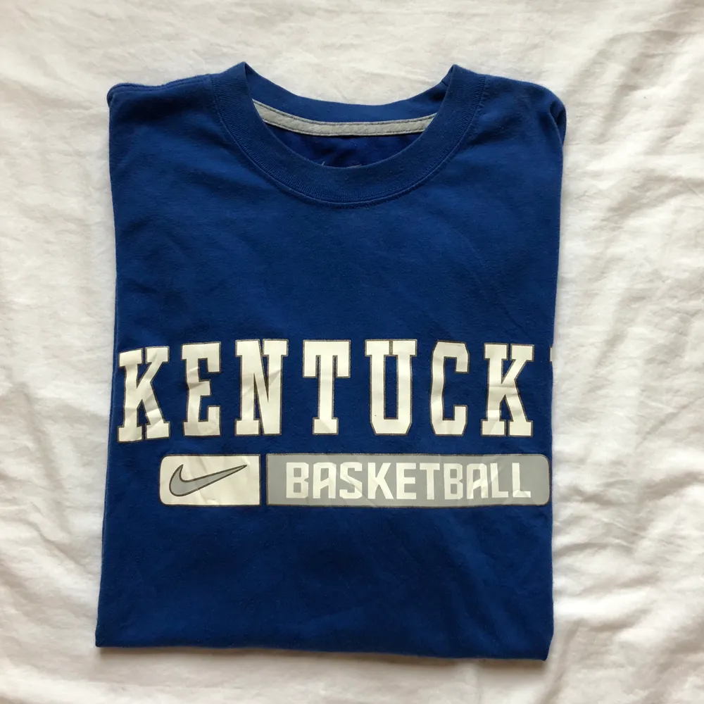 Blå vintage t-shirt med trycket Kentucky baseball. Cond 7/10. T-shirts.