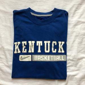 Blå vintage t-shirt med trycket Kentucky baseball. Cond 7/10