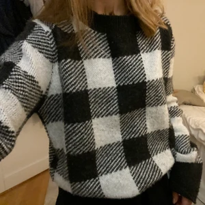 Stickad tröja - Säljer denna jättefina stickade tröja pga av använder inte den längre. Den e fint skick och väldigt mysig. Nypris 299. Om många intresserade så blir det budgivning💓💓 Köparen står för frakt. !Aktuellt pris 130kr!