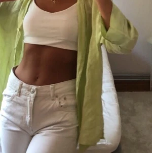 Linnesskjorta  - En fin limegrön kortärmad skjorta i bra skick som är skön att bara dra på. Koftan är i M och sitter lite oversized på mig som XS