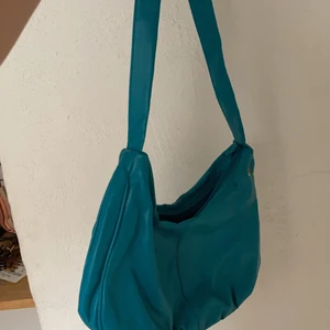 Väska.  - Den är ganska stor och det får plats mycket. Köpt den i secondhandbutik i somras men jag har inte använt den alls. Bra skick