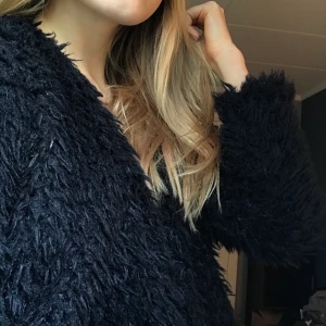 Jacka - Lurvig svart jacka/kofta från Gina tricot storlek XS, använd till ett tillfälle, så i nyskick.