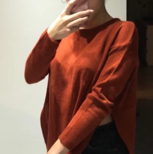Stickad kofta - Orange stickad kofta med slitsar på sidorna. Fraktar. Köparen står för frakten.