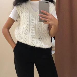 Stickad väst - Jättefin stickad väst köpt secondhand nyligen, men ej kommit till användning. Passar en S och sitter lite oversized med t-shirt under!