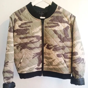  - Bomberjacka i camouflage. Tunn i materialet med små fickor. Köpt förra vintern i USA. Aldrig använd. 