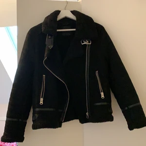 Gosig jacka från Zara - Säljer denna jacka då jag bytte stil ganska direkt efter jag köpte den. Den är varm mysig fungerar under höst och tidig vinter. Jackan köptes för ett år sedan och är i toppskick. Nypris var 799, priset kan eventuellt diskuteras. Kram