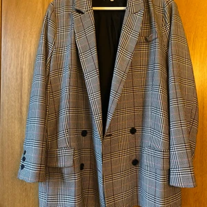 second female kavaj - rutig kavaj i vit, svart och röd. från second female i stl S, fint skick! lite över size