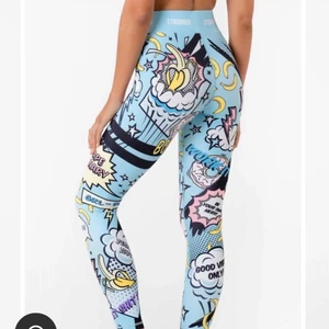 Stronger  - Säljer mina älskade stronger byxor!✨Andvända men inget som syns på byxorna förutom att texten inne där det står stoleken och stronger är lite borta. Så vet inte om det är Xs elr S men jag är 155 och dom är lite stora för mig i längden. !Priset kan diskuteras!