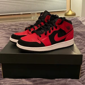 Air jordan 1 Mid (Gym Red / black) - Nästan helt ny. Använt bara 2-3 ggr och är i bra skick. Storlek 39 men passar även i 38. DM vid intresse!