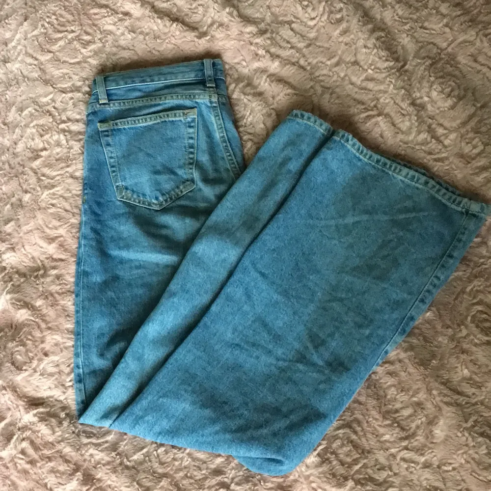 Nu säljer jag dem här skit snygga och trendiga blåa vida byxor! Köpte dem på bik bok i somras och säljer dem pågrund av att byxorna är lite för korta (jag är 173). Säljer dem för 150 + frakt men priset kan diskuteras privat eller i kommentarsfältet. Så skriv om du är intresserade❤️❤️. Jeans & Byxor.