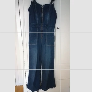 Hängselbyxor  - Asballa hängselbyxor med dragkedja som jag äääälskar men som tyvärr blivit för korta på mig som är ca 174 cm...! Fint skick och så unika och coola💫💫💫