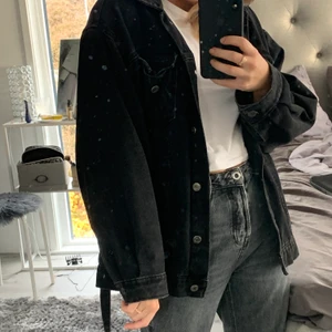 Jeansjacka - Säljer denna jättefina grå/svarta oversized jeansjacka med knytning från zara, toppen skick. Bara spegeln som e smutsig.