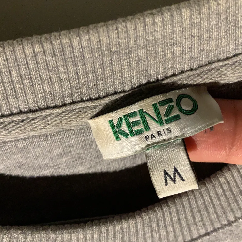 En grå kenzo tröja köpt från farfetch.com i storlek M. Bra skick inga fläckar. Nypris 2199. Tröjor & Koftor.