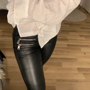 Byxor med dragkedja - Säljer dessa coola byxor då dom inte kommer till användning tyvärr. Strl S. Väldigt fint skick förutom att ”skärpfästet” (sista bilden) har lossnat, går att sy dit eller välja att ta bort☺️ pris + frakt🥰