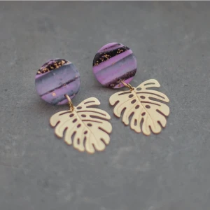 Monstera - Vackra handgjorda örhängen med hängen i polymerlera. Material: Mässing, polymerlera. Nickelfria.  Nya och oanvända (endast använda för bilden). Frakt 11:-.  Notera att färgen kan variera något från verkligheten beroende på skärminställningar. 