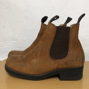 Johnny Bulls boots - mockaboots från Johnny Bulls. Strl 38 men stora i storleken. Perfekta höst- och vinterboots. Köparen står för frakt 