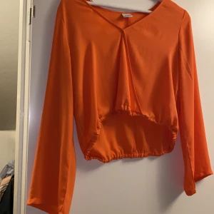 Topp - Hej säljer en super snygg topp från Gina. Kameran tar inte upp de riktiga färger men de är rosa aprikos färg ish. Lite öppen vid brösten. Har sällan använts🌸 storlek M men används som S. Pris 50kr ink frakt 
