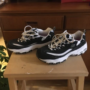 Chunky sneakers, Skechers - Möter upp i Sthlm och kan frakta! Köpta i USA för 900kr, har supermjuk innersula (memory foam). Använt i någon månad, i bra skick! :-)