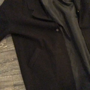 Svart jacka perfekt  - En jacka kappa som är super trendigt från primark. Köpte den i England där för 56£