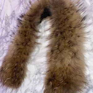 Äkta Pälskrage  -  Från ROCKANDBLUE, Knappr runt kragen. Använd få gånger, som ny.