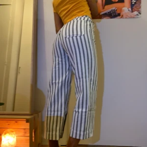 Monki svart/vitrandiga byxor - Streckade byxor från monki