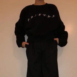 FRIENDS tröja  - En ganska kort svart FRIENDS tröjan bra kvalite nästan o använd från hm i stolek s, det finns hund i hemmet men den tvättas såklart innan. Om du vill ha mer information så kontakta dm. Kan postas men vet inte frakt kostnaden,för att köparen står för frakt