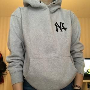 Säljer min gråa new york hoodie för att de inte kommer till användning, köparen står för frakt💕 jätteskön och mjuk på insidan 