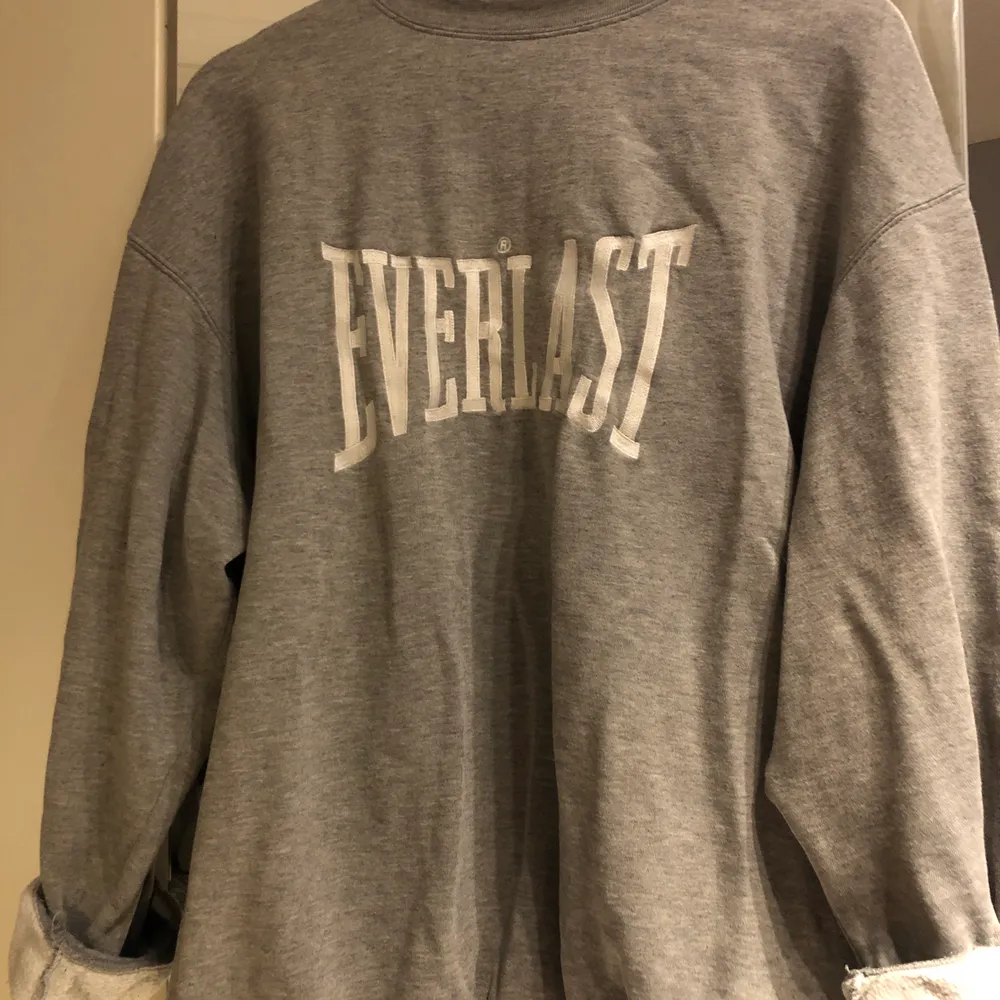 Snygg oversize sweatshirt från Everlast Storlek XL Köparen står för frakten, betalas via swish!✨. Tröjor & Koftor.