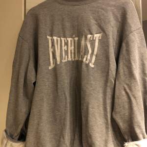 Snygg oversize sweatshirt från Everlast Storlek XL Köparen står för frakten, betalas via swish!✨
