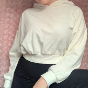  Hoodie xs - Aldrig använd, skriv om du har frågor eller vill ha fler bilder😊