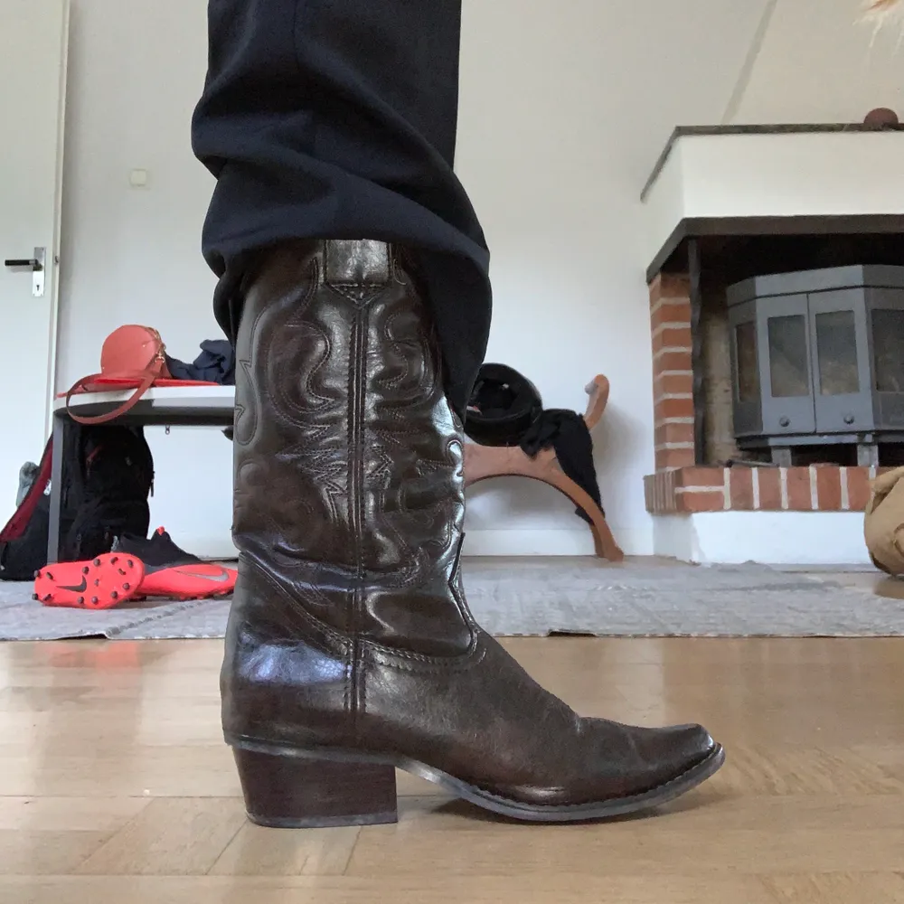 Fett coola bruna cowboy boots. Sköna att gå och dansa i. Passar till allt! Jeans, kjol eller kostymbyxor . Skor.