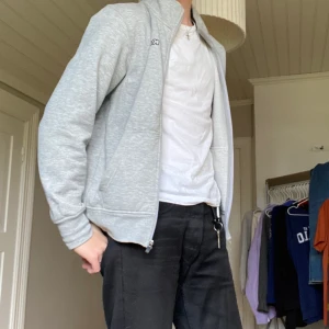Kappa zipup tröja - Snygg zip up tröja som är köpt på secondhand som aldrig kommit till användning, i storleken M. frakt tillkommer på 63kr!