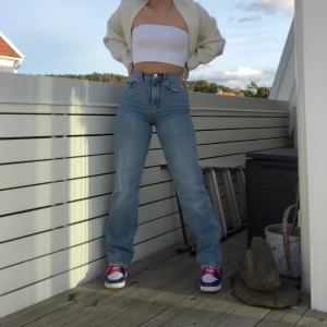 Raka jeans - Raka blåa, stretchiga jeans från Gina tricot💘 Använt väldigt få gånger, inga defekter. Köpa för 600 för ungefär en månad sen🥰 I storlek 34, jag är 163 o brukar ha 25, 26. Skriv för fler bilder
